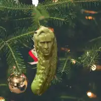 Savanyú uborka alakú karácsonyfadísz Nicolas Cage arcával